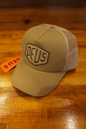 DEUS EX MACHINA FOXTROT SHIELD TRUCKER (TAN)