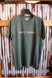 BANKS JOURNAL LABEL TEE SHIRT (FOREST)