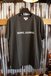 BANKS JOURNAL LABEL STAPLE TEE SHIRT (DIRTY BLACK)