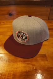 BRIXTON RIVAL SNAPBACK CAP (LIGHT HEATHER GREY/BURGUNDY)